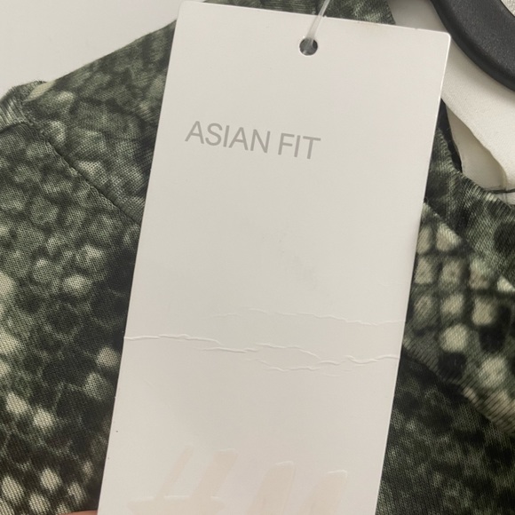 H&M Green Snake Pattern Turtleneck NWT Asian Fit - Picture 3 of 6